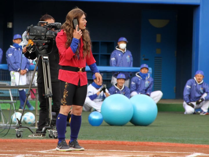 平野ノラ風のボディコンスタイルで登場した高城選手。大きな携帯電話を手に「しもしも～」と話しながらボールを蹴るも、アウトに（2017年11月25日撮影）