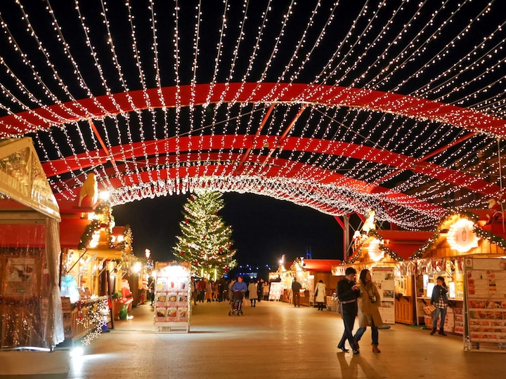 2017年の「クリスマスマーケット in 横浜赤レンガ倉庫」はドイツ・ケルンのクリスマスマーケットの世界観を再現。光のトンネルを創り出しているイルミネーションルーフが特徴（2017年11月24日撮影）