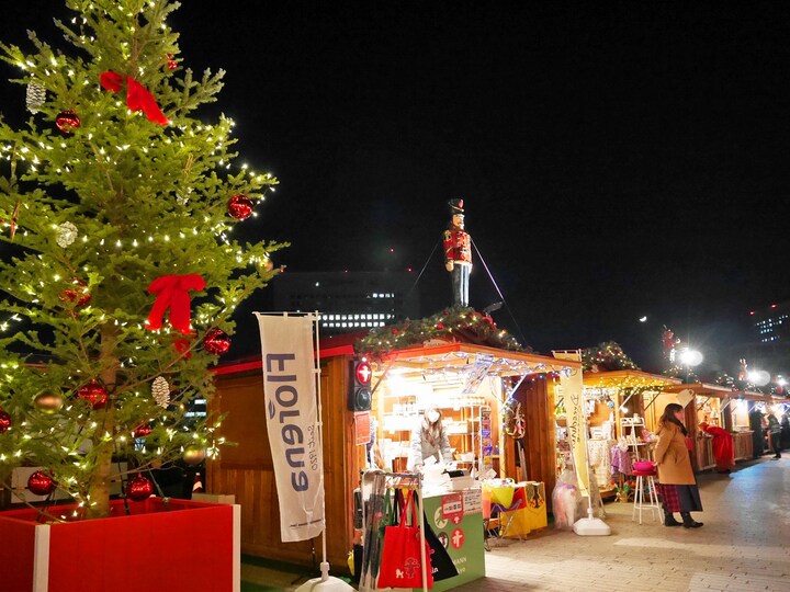 ドイツから輸入した「ヒュッテ（木の小屋）」では、クリスマスマーケットに欠かせないドリンクやフード、雑貨を販売（2017年11月24日撮影）