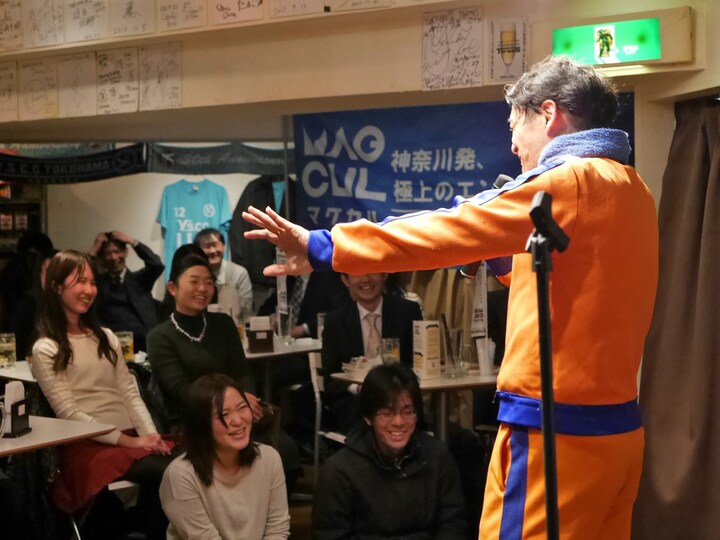 第1回となる「マグカルナイト」では、日本スタンダップコメディ協会会長の清水宏さんが自身の体験を元にした話でシニカルな笑いを誘った（2017年11月22日撮影）