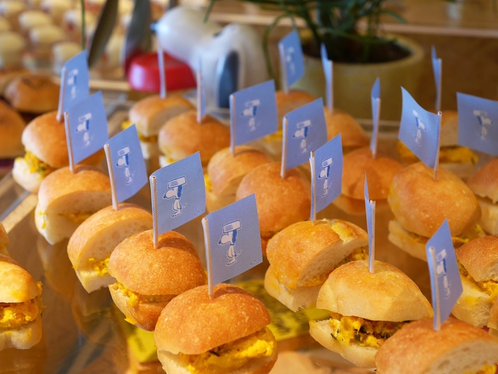 ひと口サイズのサンドイッチ「スライダー」は全6種類。画像は「ライナスのパンプキンナッツ・スライダー」（2017年12月19日撮影）