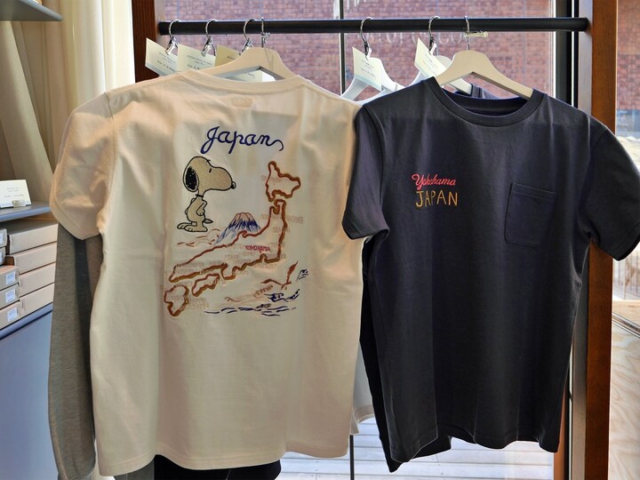 同店限定商品「オリジナル刺繍Tシャツ（S／M／L、ホワイト・ネイビー　各10584円）（2017年12月19日撮影）