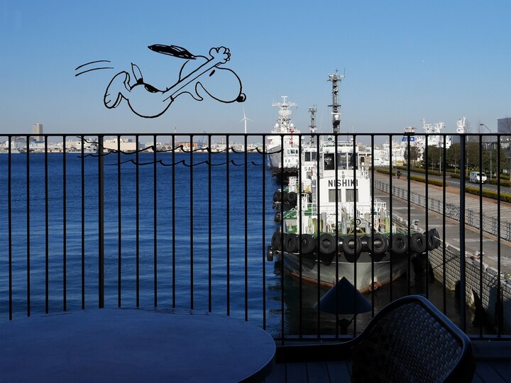 大きな窓には海で遊ぶスヌーピーが描かれている（2017年12月19日撮影）