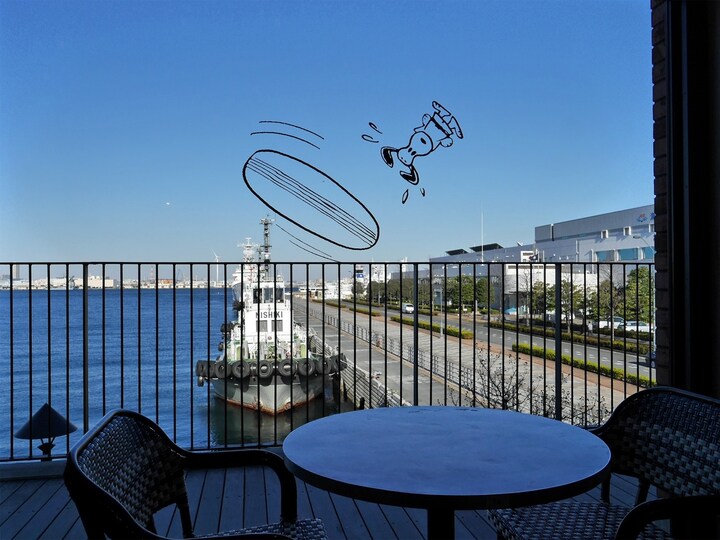 大きな窓には海で遊ぶスヌーピーが描かれている（2017年12月19日撮影）