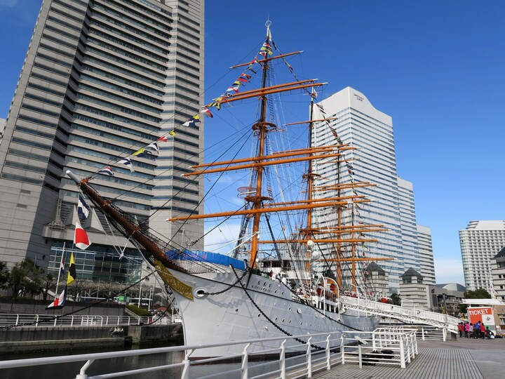 帆船日本丸の進水記念日には「満船飾（まんせんしょく）」が行われる（2015年1月27日撮影）