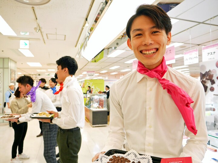 5階紳士服売場で紳士洋品係を担当する「Taniguchi Pink」こと谷口正親さん。「甘すぎないチョコに甘いアンダーウェアギフトを添えて贈っては。2月14日までの会期中、先着200名様にアイスクリームギフトラッピングを行います」（2018年1月23日撮影）
