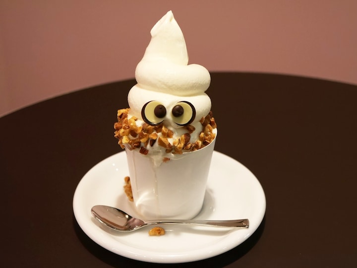 「モンスターアイスクリーム（580円）」は、濃厚なソフトクリームを太目に巻き、クーベルチュールチョコレートの目玉でかわいくデコレート。撮影したくなるかわいらしさ！（2018年1月25日撮影）