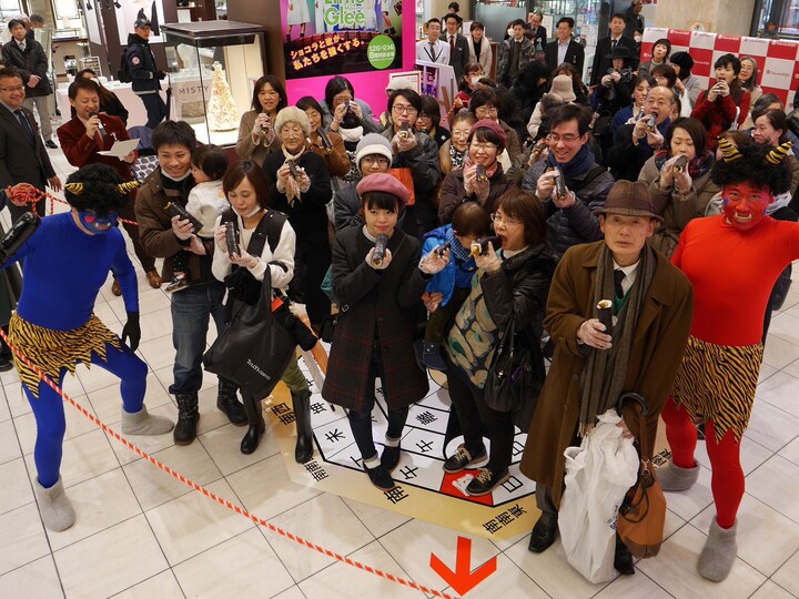 横浜タカシマヤに来店した50名が恵方を向いて黙々と恵方巻きを食べるイベントが開催（2018年2月2日撮影）