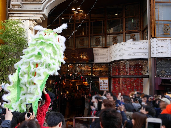 春節を祝う伝統行事「採青（サイチン）」の様子。獅子舞が各店舗を1軒1軒巡っていく（2018年2月16日撮影）