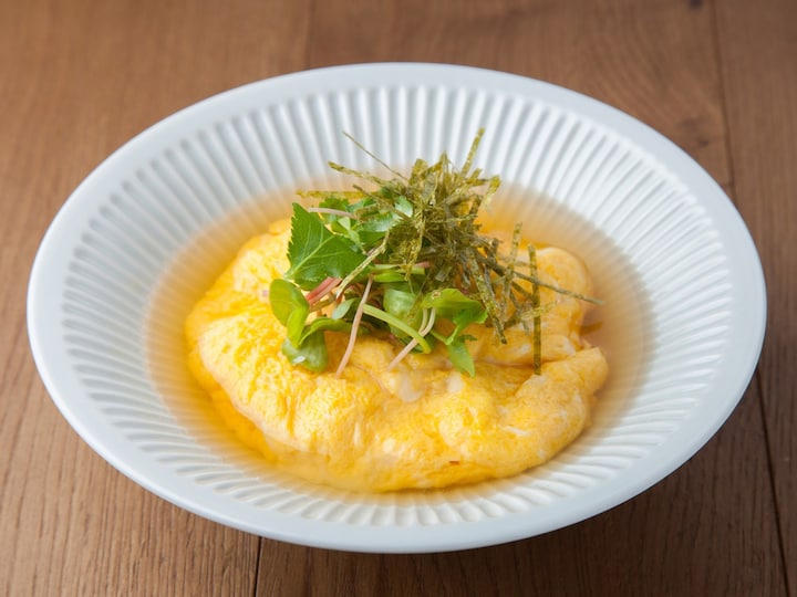 「だし掛け玉子（780円）」は、卵焼きに出汁をかけた前菜（画像提供：じねんじょ庵）