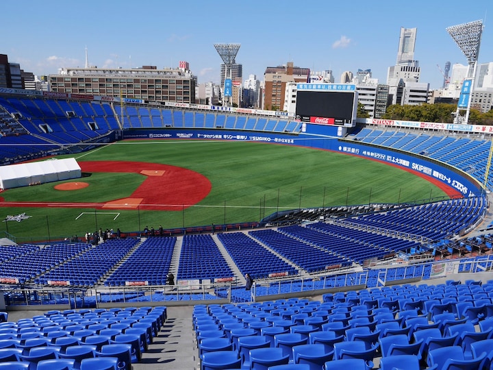 座席がオレンジだった内野席の一部と外野レフト側スタンド席が「横浜ブルー」に変更され、すべての座席が青に統一された（2018年3月1日撮影）