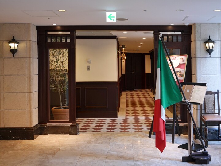 ホテル発祥メニューで人気のコーヒーハウス「ザ・カフェ」の隣りに位置するイタリアンレストラン「イル・ジャルディーノ」。通路を進んでいく（2018年3月1日撮影）