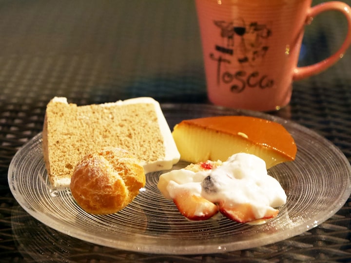 デザートも島根県産の乳製品を使ったプリンやシュークリーム、ヤオルト（ヨーグルト）フレーズなど盛りだくさん（2018年3月12日撮影）