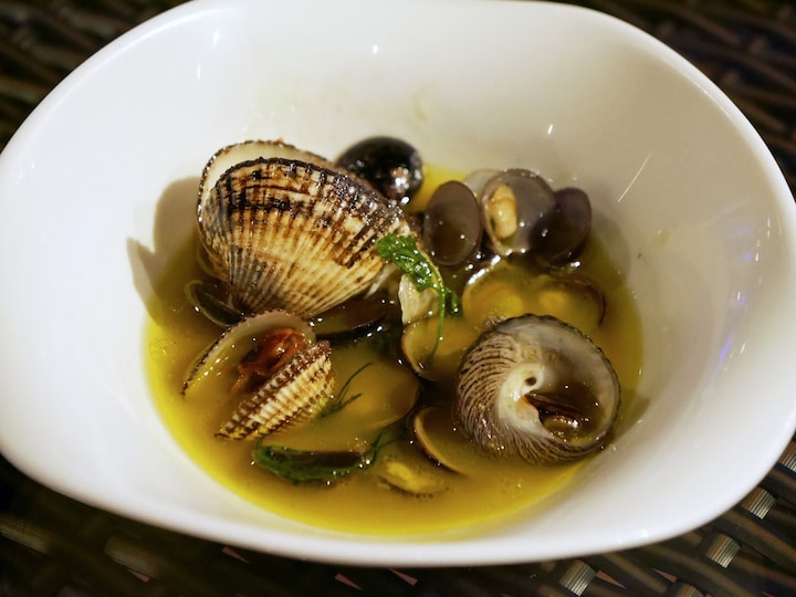 「島根県産いろいろな貝類のナージュ風　フレッシュハーブ風味」は、貝の旨みたっぷりのスープがたまらない！（2018年3月12日撮影）