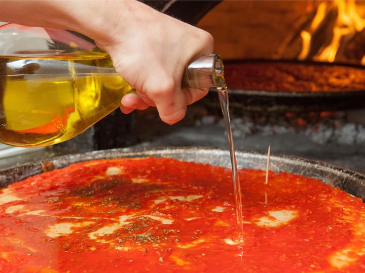 大豆油をふりかけ、鉄鍋で揚げるようにしながらじっくり焼きあげるのが特徴（画像提供：J-World Diner）