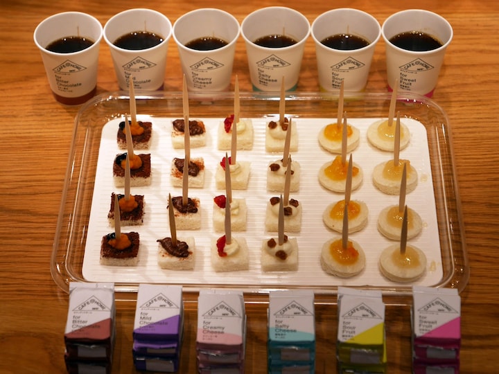 “Food with Coffee”を体験しながら、コーヒーを選ぶことができる。「CAFE@HOME（カフェアットホーム）」シリーズ（全6種、10g160円、100g豆680円）（2018年3月19日撮影）