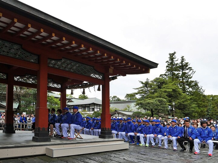 鶴岡八幡宮での必勝祈願にファン約1300人が集まった（2018年3月22日撮影）
