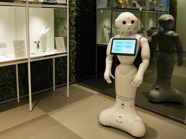 4ヵ国語で免税手続きを案内するロボット「ペッパー」が登場（2018年3月16日撮影）