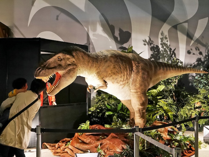ティラノサウルスのロボットを操縦できるコーナーも（2018年3月23日撮影）
