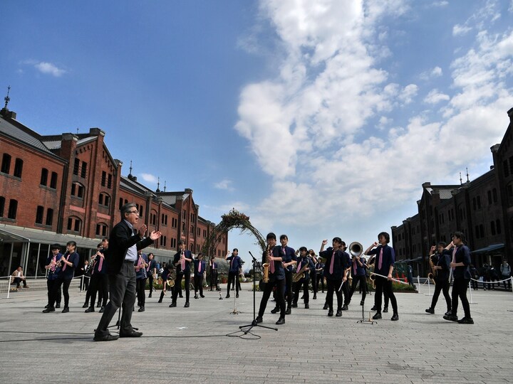 オープニングイベントでは、横浜市立港中学校吹奏楽部の皆さんが、明るく元気で一生懸命なマーチング演奏を披露。「学園天国」「アメリカングラフティー パートII」など5曲を演奏し、オープニングを飾った（2018年3月30日撮影）