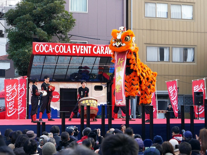 春節娯楽表演での中国獅子舞披露の様子。会場となった山下町公園には多くの人が訪れた（2018年2月18日撮影）