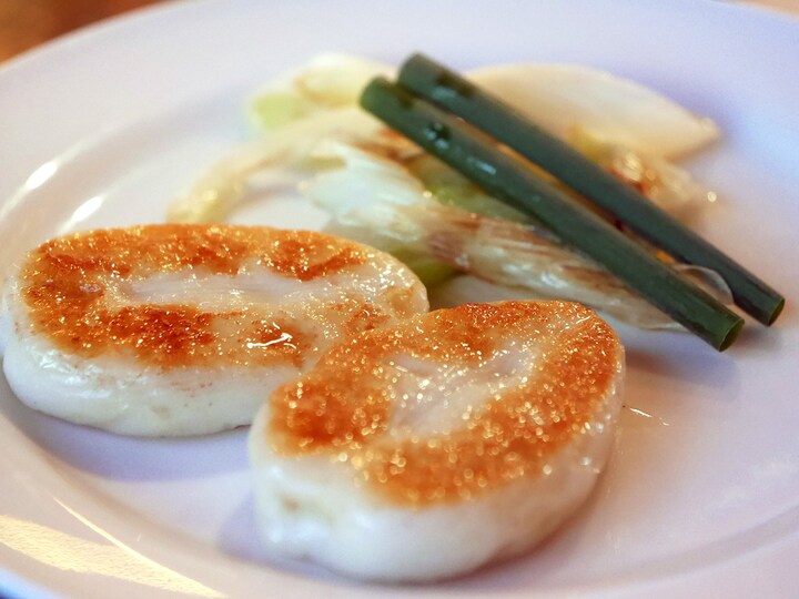 笹かまぼこの名づけ親「阿部蒲鉾店」のものをバターでソテーし、焼き立てを提供。魚の旨味たっぷりの笹かまぼことバターがマッチ（2018年4月24日撮影）