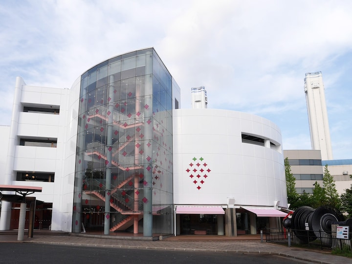 「トゥイニー・ヨコハマ」の建物を活用した「TOKYO STRAWBERRY PARK（東京ストロベリーパーク）」。この建物内には、ショップ、レストラン、キッチンスタジオがある（2018年4月25日撮影）