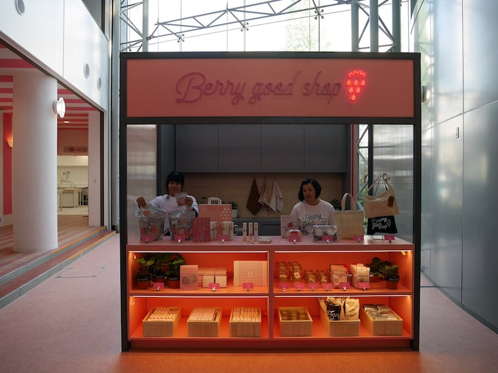 POP UPショップ「Berry good shop（ベリーグッドショップ）」では、ここでしか買えないオリジナルグッズやお菓子も購入できる（2018年4月25日撮影）