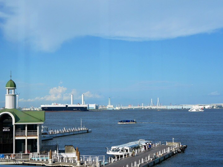 「マリンブルー」の大きな窓からは横浜港を一望できる（2017年7月21日撮影）