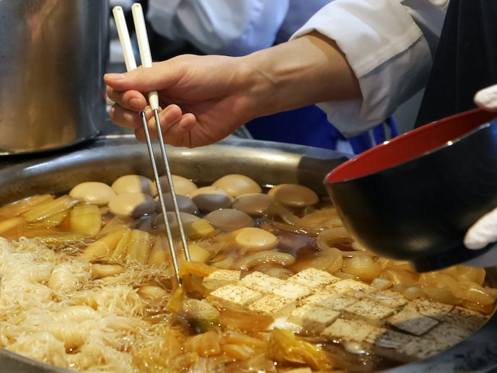 神奈川県産の牛肉を使った「牛鍋」は、半熟卵にからめて食べるトスカスタイルで（2018年6月6日撮影）