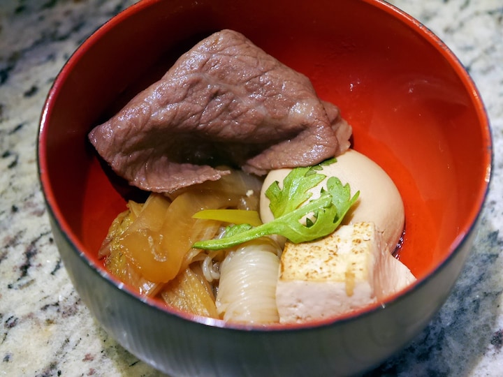 神奈川県産の牛肉を使った「牛鍋」は、半熟卵にからめて食べるトスカスタイルで（2018年6月6日撮影）