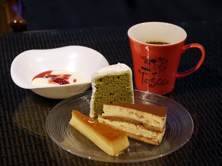 デザートコーナーでは、足柄茶を使ったシフォンケーキや「きんたろう牛乳」を使用したパンナコッタ、横浜クラシックモカブレンドを使用したティラミスなどが味わえる（2018年6月6日撮影）