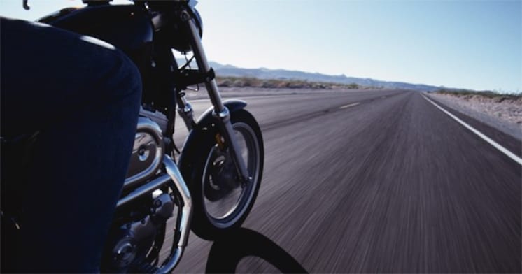 バイク走行中にあおってきたり、幅寄せしてくる自動車の意外な共通点とは?