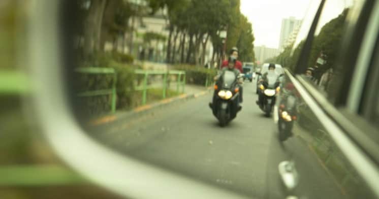 危ない! なのになぜ、バイクの「すり抜け」はなくならないのか?