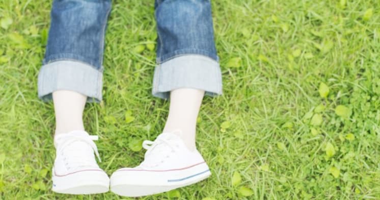 30歳過ぎてスニーカーはNG? 大人女子は黙って無印良品?