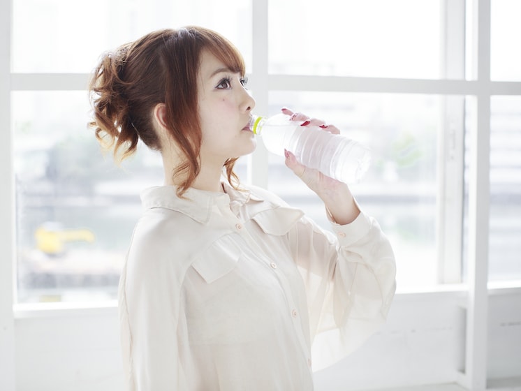 知られていない! 飛行機の中で飲むべき水分の量