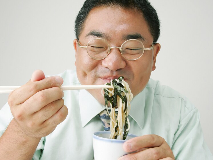 椅子のある店なのに、「立ち食い」の看板を掲げているのはなぜか?