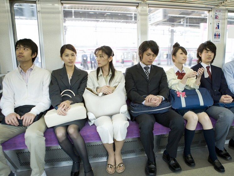 【電車マナー対決】行儀がよいのはどっち!? “おせっかい”大阪人VS“個人主義”東京人