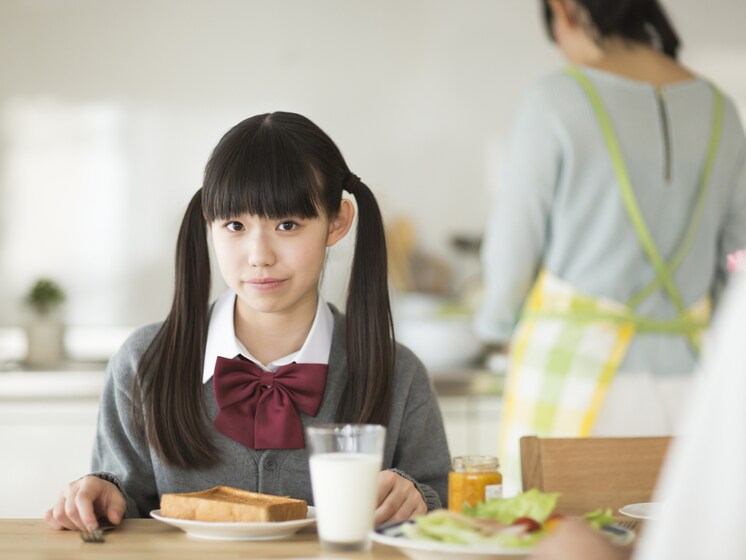 「ゲームばかりしている子、朝ごはんを食べていない子は成績が悪い」と言う大人たち