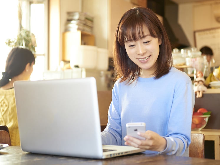 スマホ、ノートPCでの「うつむき姿勢」がもたらす深刻な症状とその解消法3つ