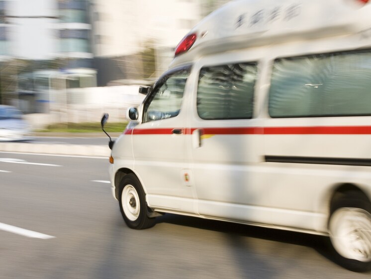 災害で瓦礫の下敷きになった人が、無事救助された後で死亡する理由