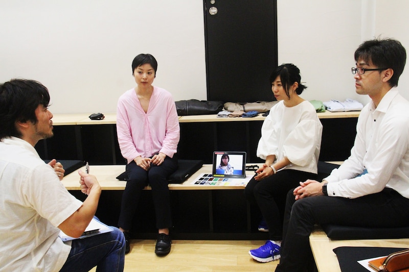 左から斎藤美波さん、金子かおりさん、香取亮太さん、そしてタブレットに写っているのがテレビ電話で参加してくれた荒井さつきさんだ