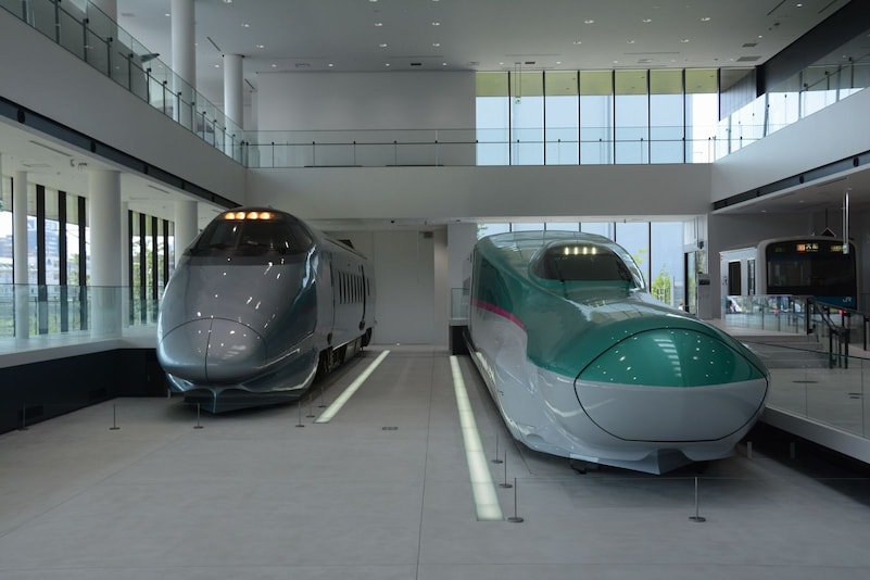 山形新幹線400系と東北新幹線E5系