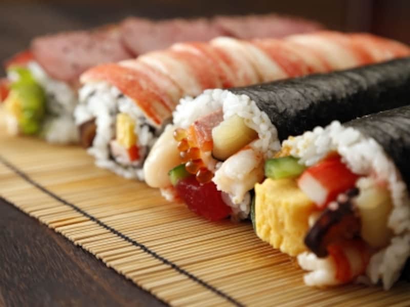 どんどんバリエーションが広がる恵方巻き。今や、寿司のみならずスイーツなどもありますがその由来は?