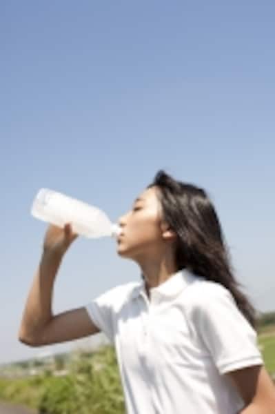 水の飲む女性