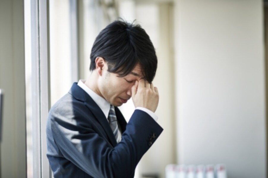 うつむくサラリーマン