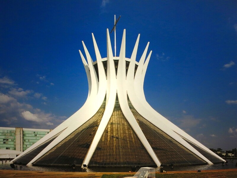 3/3 官能の椅子から建築まで ブラジル世界遺産を創った男