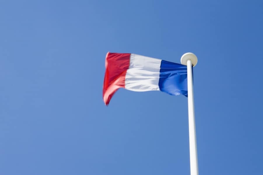 トリコロールの意味とは？ フランス国旗の由来 [フランス語] All About