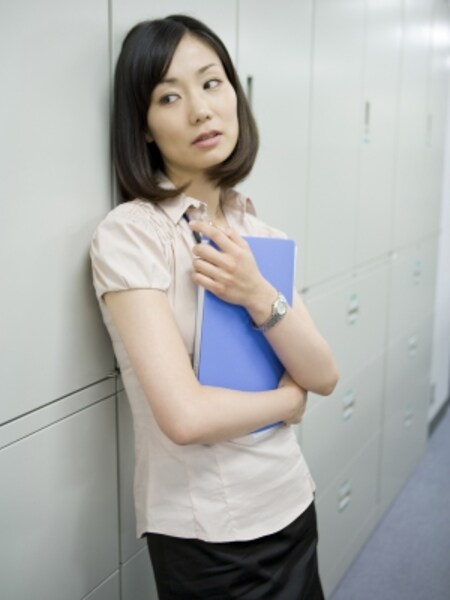 悩めるOL風女性