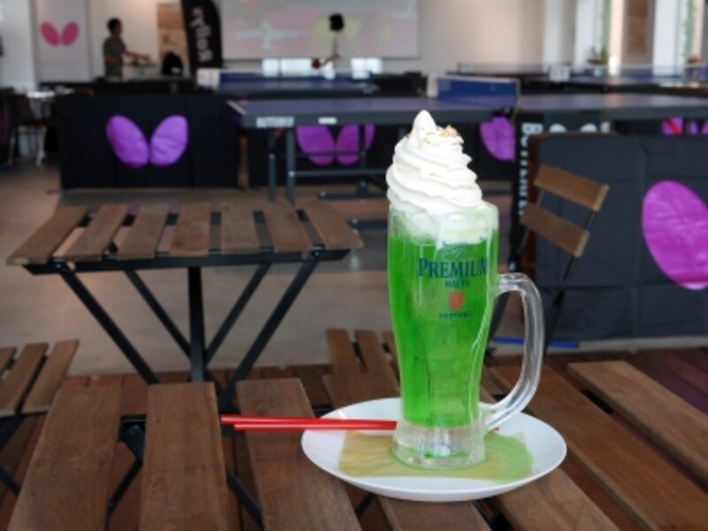 2017年10月にオープンした「NTL 中目卓球ラウンジundefinedYokohama Bay Cafe(B棟2階)」は、カフェのみ利用も可。「ジョッキクリソ(=クリームソーダ、980円税別)」(2018年6月17日撮影)